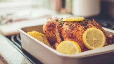 Фото рецепта Запечённая курица с душицей и лимоном, аромат как в таверне