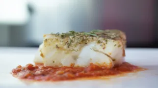 Фото рецепта: Запеченная треска в пассерованных томатах: нежное филе под ароматным соусом