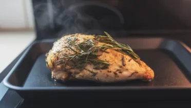 Фото блюда: Ароматное запеченное куриное филе с розмарином для сочного ужина