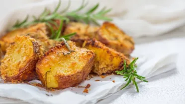 Фото блюда: Запеченный картофель с розмарином и пармезаном