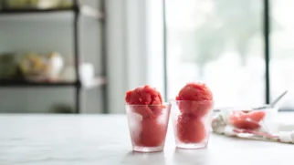 Фото рецепта: Земляничный сорбет: освежающий десерт из ягод за 10 минут активного времени