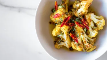 Фото рецепта Жареная цветная капуста с каперсами и лимонной заправкой