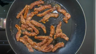 Фото рецепта: Жареная свинина на кукурузном масле с чесночной карамельной корочкой