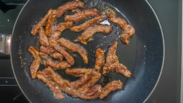 Фото рецепта Жареная свинина на кукурузном масле с чесночной карамельной корочкой