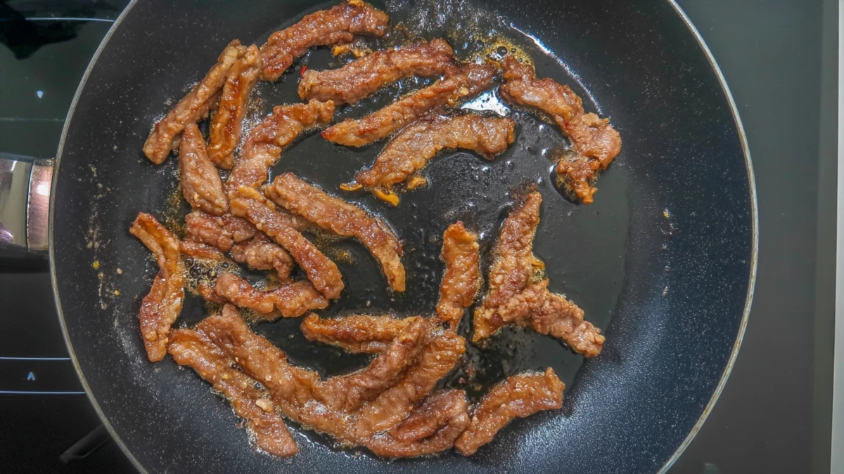 Фото блюда: Жареная свинина на кукурузном масле с чесночной карамельной корочкой