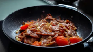 Фото рецепта: Жареная свинина с солёным помидором и чесноком на сковороде