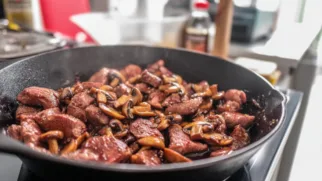 Фото рецепта: Жареное свиное сердце с грибами