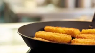 Фото рецепта: Жареные патиссоны в хрустящей панировке, которые исчезают со сковороды первыми