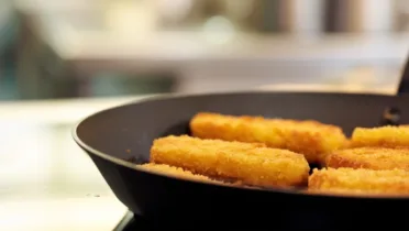 Фото блюда: Жареные патиссоны в хрустящей панировке, которые исчезают со сковороды первыми