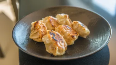 Фото рецепта Хрустящие жареные вареники с сочной свининой и румяной корочкой