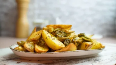 Фото рецепта Жареный картофель с кактусом: хрустящие дольки и мексиканская нотка на ужин