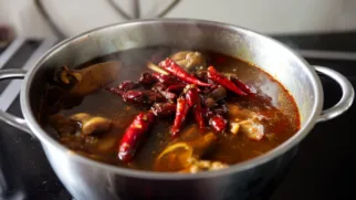 Фото рецепта: Асем аям кисло пряная курица