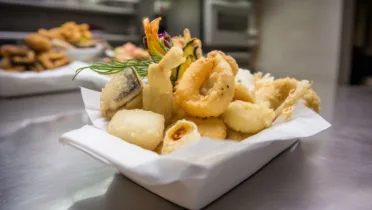 Фото рецепта Ассорти морепродуктов в кляре – хрустящий и аппетитный