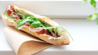 Фото рецепта: Багет с прошутто и пикантным бальзамическим кремом для идеального перекуса