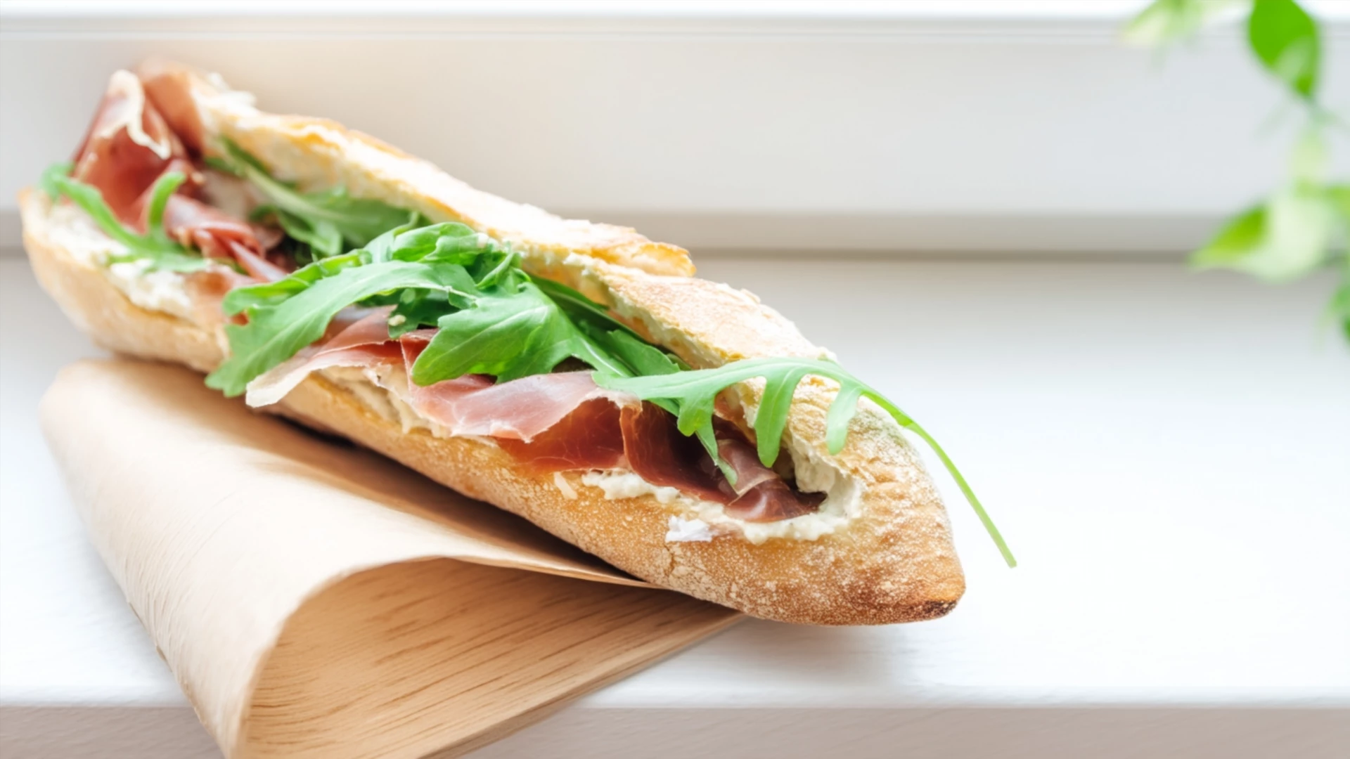 Фото блюда: Багет с прошутто и пикантным бальзамическим кремом для идеального перекуса