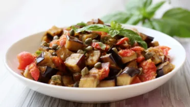 Фото рецепта Баклажаны с каперсами — Рецепт с томатами и базиликом