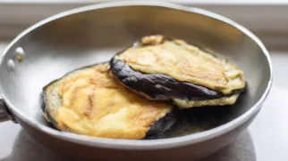 Фото рецепта: Баклажаны жареные с яйцом с румяной корочкой и мягкой серединой