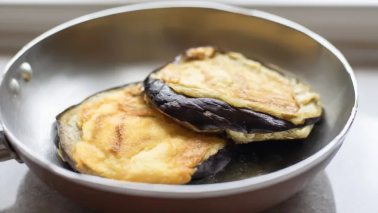 Фото блюда: Баклажаны жареные с яйцом с румяной корочкой и мягкой серединой