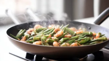 Фото рецепта Бамия с креветками в чесночном масле