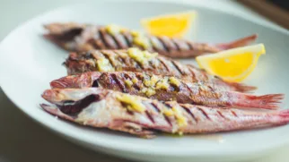 Фото рецепта: Барабулька на гриле с чесночным маслом