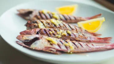 Фото рецепта Барабулька на гриле с чесночным маслом