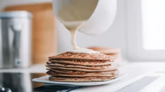 Фото рецепта: Воздушные блины на кефире с нежным сливочным вкусом