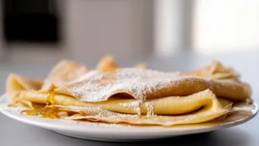 Фото рецепта Тонкие блины со шапкой из сахарной пудры