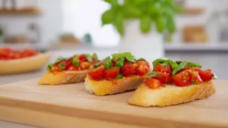 Фото рецепта: Брускетта с черри и базиликом как яркий вкус Италии на вашем столе