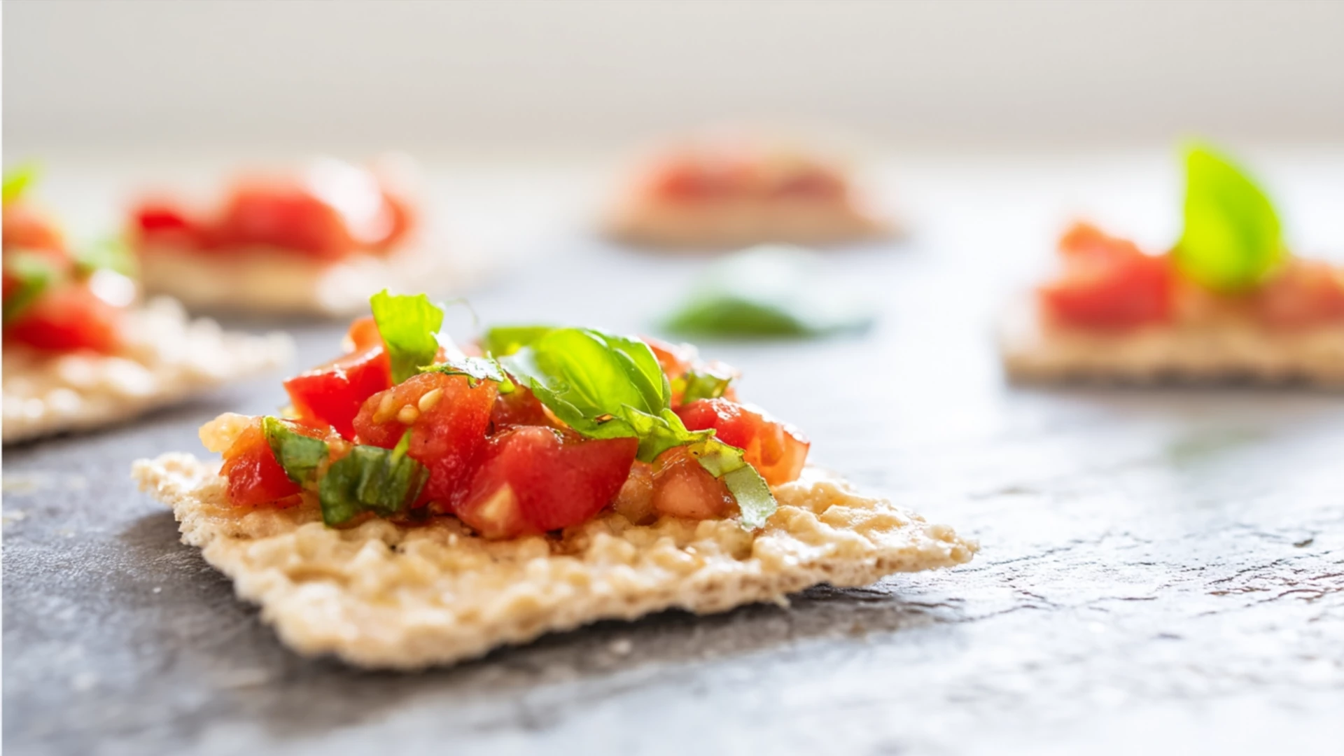 Фото блюда: Брускетта с сочными томатами и ароматным базиликом