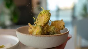 Фото блюда: Хрустящая брюссельская капуста во фритюре с лаймом и ярким вкусом