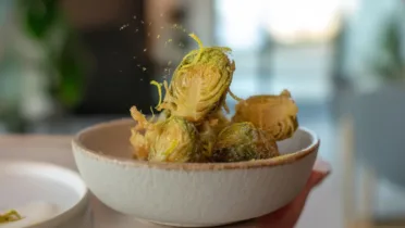 Фото рецепта Хрустящая брюссельская капуста во фритюре с лаймом и ярким вкусом