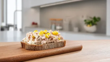 Фото рецепта Бутерброды с тунцом и кукурузой: вкусный и питательный перекус