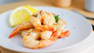 Фото рецепта: Нежные чесночные креветки с ярким лимонным вкусом