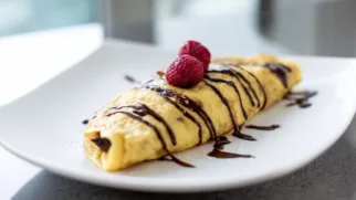 Фото рецепта: Десертный омлет с шоколадом для сладкого утра