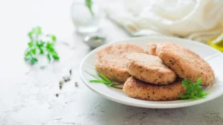 Фото рецепта: Диетические котлеты из гречневых хлопьев для легкого и сытного обеда