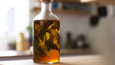 Фото рецепта Домашний ликер из вишневых листьев с насыщенным ароматом