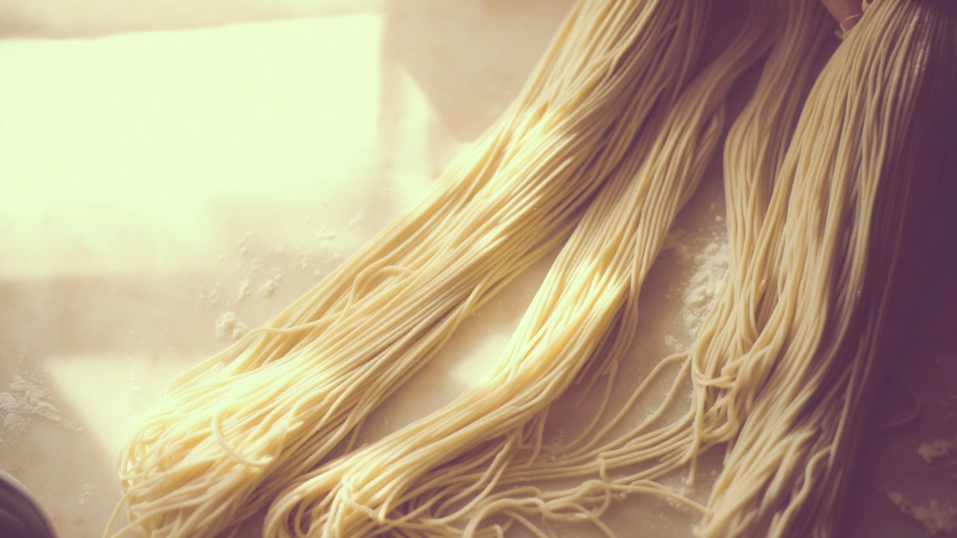 Фото блюда: Домашняя лапша для лагмана с шелковистой текстурой