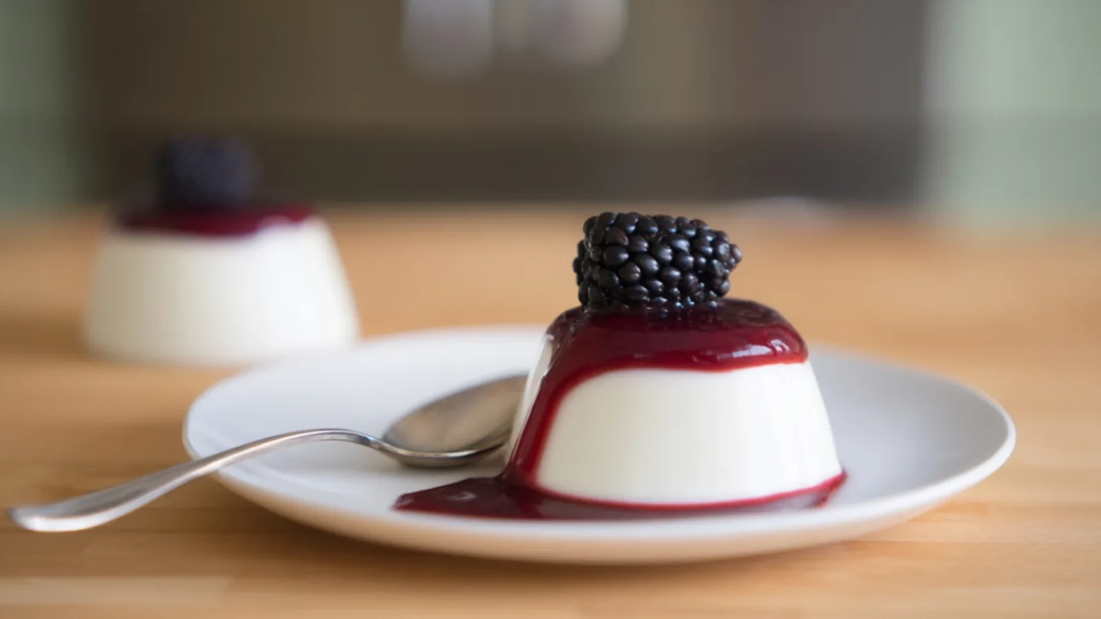 Фото блюда: Ежевичное пана-котта с бархатистой текстурой