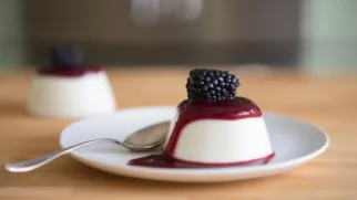 Фото рецепта: Ежевичное пана-котта с бархатистой текстурой