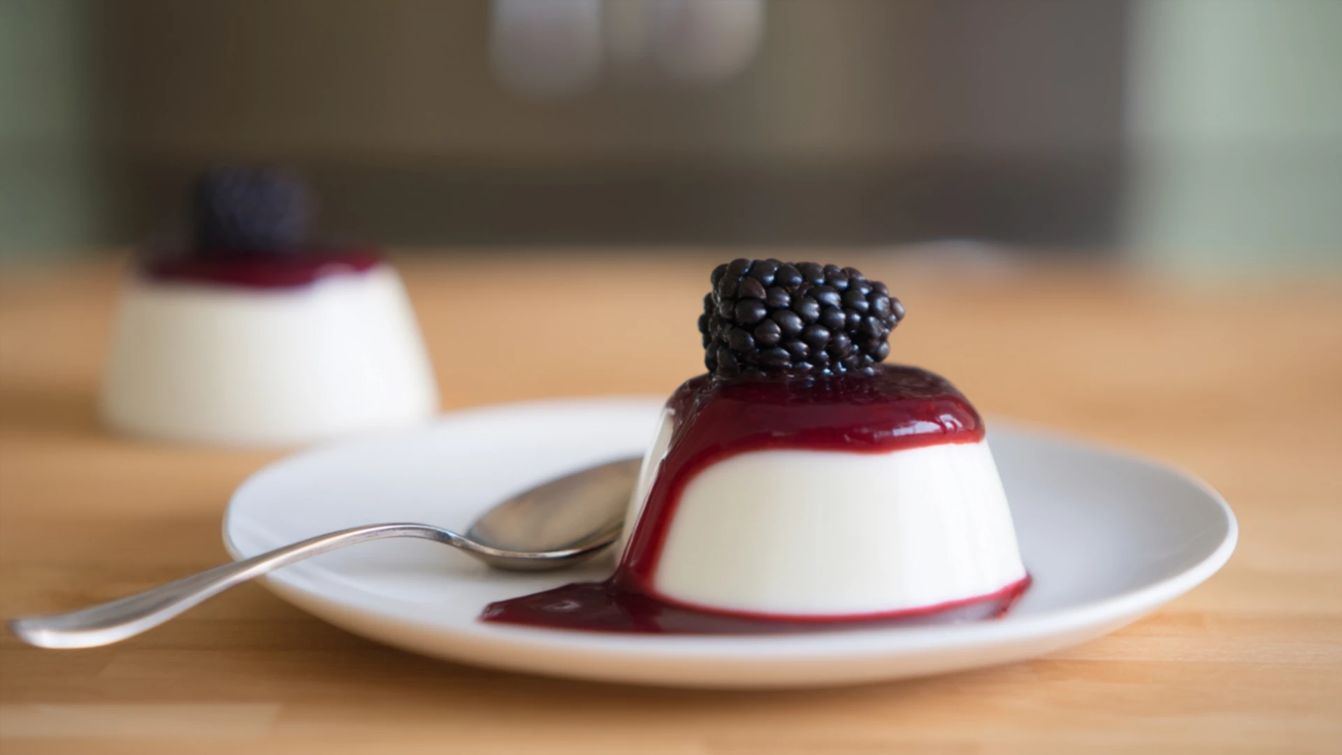 Фото блюда: Ежевичное пана-котта с бархатистой текстурой