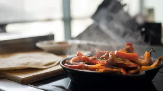 Фото рецепта: Фахитас с курицей и имбирем который мгновенно согревает вкусом