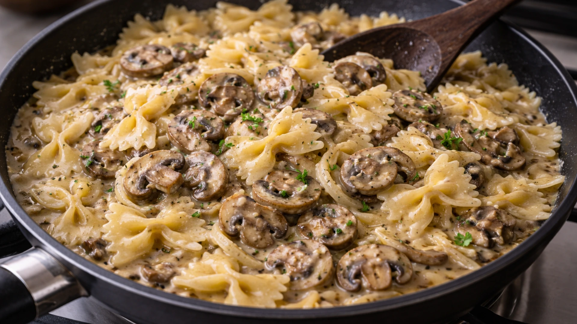 Соединить пасту с соусом