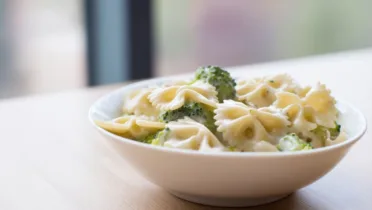 Фото рецепта Фарфалле в сливках с брокколи — Рецепт с калорийностью и пошаговыми инструкциями