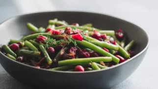 Фото рецепта: Фасоль тушеная с клюквой для уютного и сытного ужина