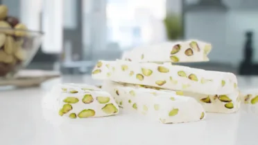 Фото рецепта Фисташковая нуга – Пышная сладость с орехами