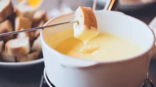 Фото рецепта: Классическое сырное фондю — вкус Швейцарии в каждой порции