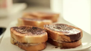 Фото рецепта Французский тост с шоколадной пастой – идеальный завтрак для сладкоежек