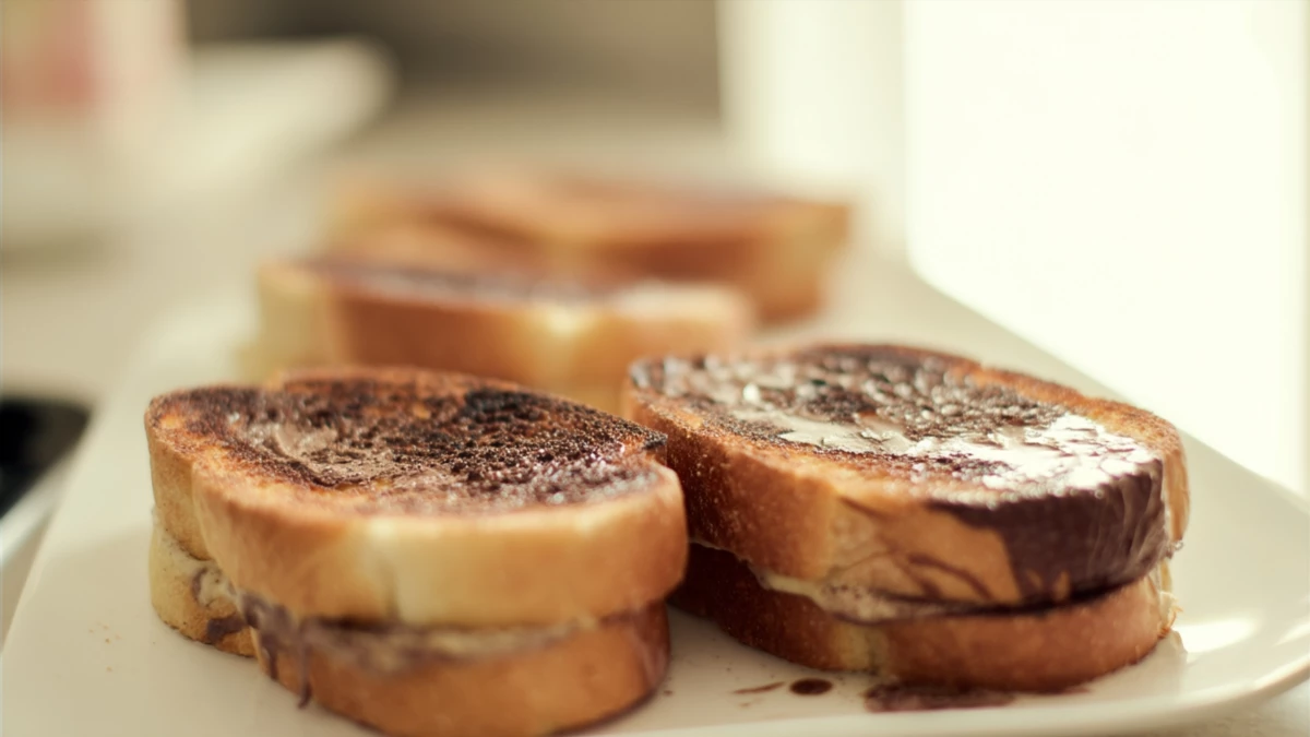 Фото блюда: Французский тост с шоколадной пастой – идеальный завтрак для сладкоежек