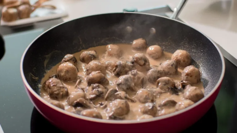 Фото блюда: Вкусные фрикадельки в грибном соусе