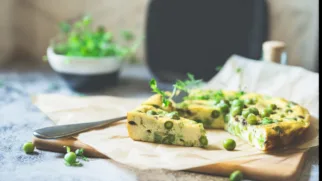 Фото рецепта: Фриттата с маринованным горошком и свежей зеленью для легкого обеда